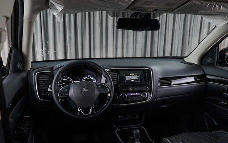 Mitsubishi Outlander III рестайлинг 3, 2022 год, 1 980 000 рублей, 6 фотография