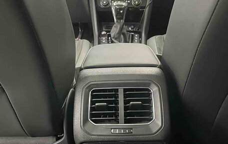 Volkswagen Tiguan II, 2021 год, 2 590 000 рублей, 19 фотография