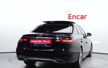 Mercedes-Benz E-Класс, 2022 год, 4 050 000 рублей, 4 фотография