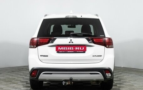 Mitsubishi Outlander III рестайлинг 3, 2018 год, 1 699 777 рублей, 6 фотография