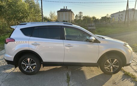 Toyota RAV4, 2018 год, 2 400 000 рублей, 4 фотография