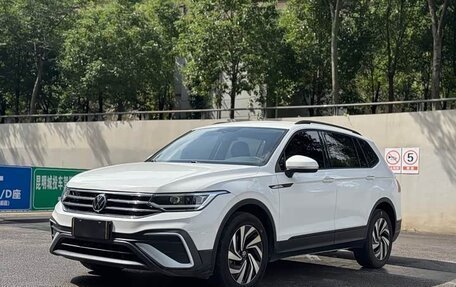 Volkswagen Tiguan II, 2021 год, 2 500 000 рублей, 3 фотография