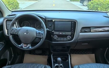 Mitsubishi Outlander III рестайлинг 3, 2022 год, 1 980 065 рублей, 2 фотография