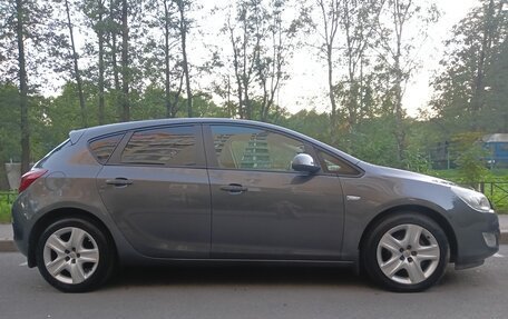Opel Astra J, 2011 год, 750 000 рублей, 2 фотография