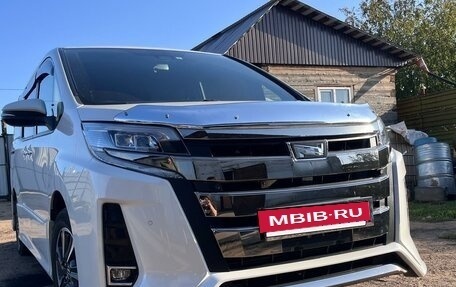 Toyota Noah III, 2019 год, 2 750 000 рублей, 19 фотография
