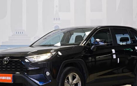 Toyota RAV4, 2021 год, 2 405 000 рублей, 1 фотография