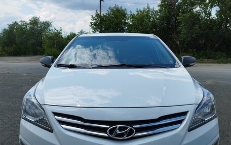 Hyundai Solaris II рестайлинг, 2015 год, 890 000 рублей, 2 фотография
