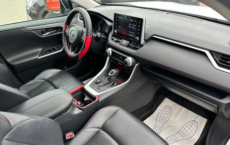 Toyota RAV4, 2019 год, 2 900 000 рублей, 13 фотография