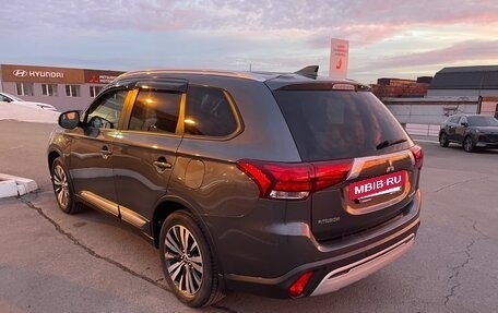 Mitsubishi Outlander III рестайлинг 3, 2019 год, 2 890 000 рублей, 3 фотография