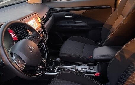 Mitsubishi Outlander III рестайлинг 3, 2019 год, 2 890 000 рублей, 6 фотография