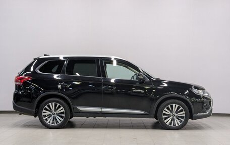 Mitsubishi Outlander III рестайлинг 3, 2021 год, 2 550 000 рублей, 26 фотография