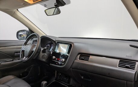 Mitsubishi Outlander III рестайлинг 3, 2021 год, 2 550 000 рублей, 23 фотография