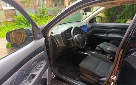 Mitsubishi Outlander III рестайлинг 3, 2019 год, 2 150 000 рублей, 9 фотография