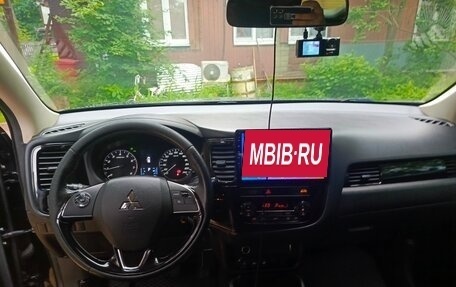 Mitsubishi Outlander III рестайлинг 3, 2019 год, 2 150 000 рублей, 10 фотография