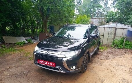 Mitsubishi Outlander III рестайлинг 3, 2019 год, 2 150 000 рублей, 7 фотография