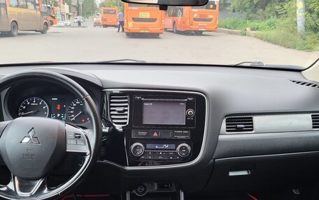 Mitsubishi Outlander III рестайлинг 3, 2015 год, 1 540 000 рублей, 16 фотография