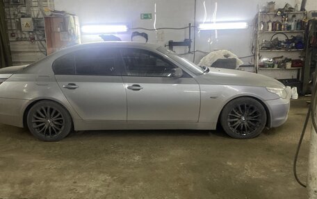 BMW 5 серия, 2004 год, 1 100 000 рублей, 3 фотография