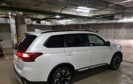 Mitsubishi Outlander III рестайлинг 3, 2021 год, 2 300 000 рублей, 2 фотография