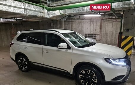 Mitsubishi Outlander III рестайлинг 3, 2021 год, 2 300 000 рублей, 3 фотография