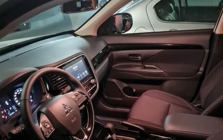 Mitsubishi Outlander III рестайлинг 3, 2021 год, 2 300 000 рублей, 4 фотография