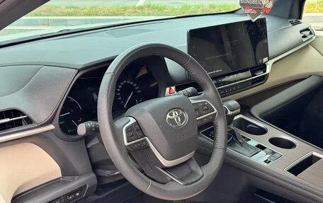 Toyota Granvia, 2022 год, 3 630 888 рублей, 12 фотография