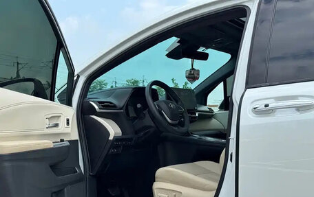 Toyota Granvia, 2022 год, 3 630 888 рублей, 7 фотография