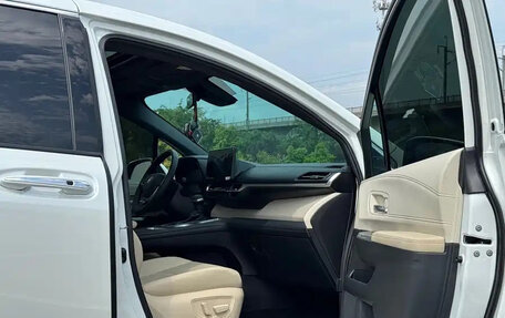 Toyota Granvia, 2022 год, 3 630 888 рублей, 8 фотография
