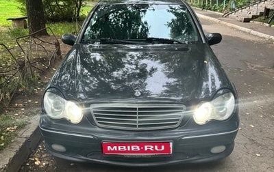 Mercedes-Benz C-Класс, 2004 год, 700 000 рублей, 1 фотография