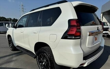 Toyota Land Cruiser Prado 150 рестайлинг 2, 2022 год, 4 250 000 рублей, 5 фотография