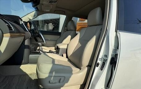 Toyota Land Cruiser Prado 150 рестайлинг 2, 2022 год, 4 250 000 рублей, 16 фотография