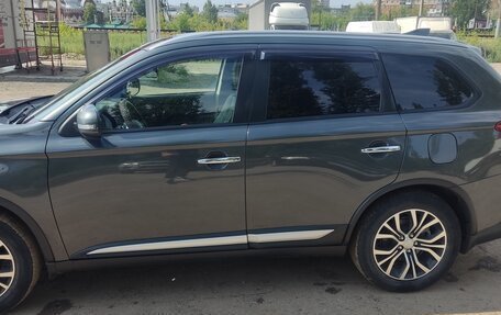 Mitsubishi Outlander III рестайлинг 3, 2017 год, 2 200 000 рублей, 9 фотография