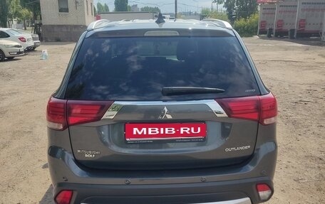 Mitsubishi Outlander III рестайлинг 3, 2017 год, 2 200 000 рублей, 12 фотография