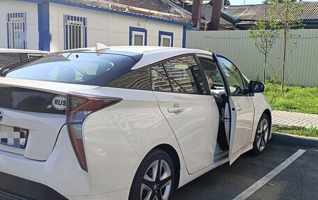 Toyota Prius IV XW50, 2016 год, 1 900 000 рублей, 5 фотография