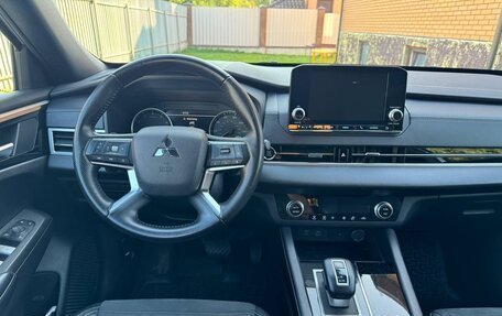 Mitsubishi Outlander, 2022 год, 3 600 000 рублей, 5 фотография