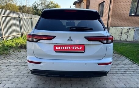 Mitsubishi Outlander, 2022 год, 3 600 000 рублей, 8 фотография