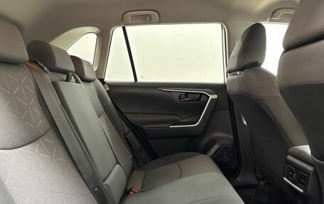 Toyota RAV4, 2021 год, 3 030 000 рублей, 13 фотография
