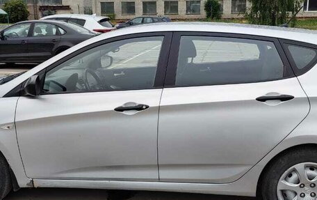 Hyundai Solaris II рестайлинг, 2011 год, 650 000 рублей, 4 фотография