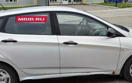 Hyundai Solaris II рестайлинг, 2011 год, 650 000 рублей, 3 фотография