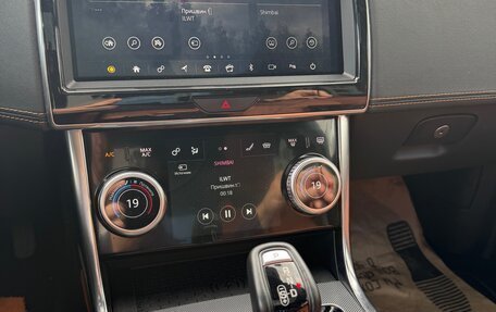 Jaguar XE I рестайлинг, 2020 год, 3 100 000 рублей, 9 фотография