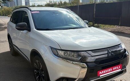 Mitsubishi Outlander III рестайлинг 3, 2021 год, 2 530 000 рублей, 2 фотография