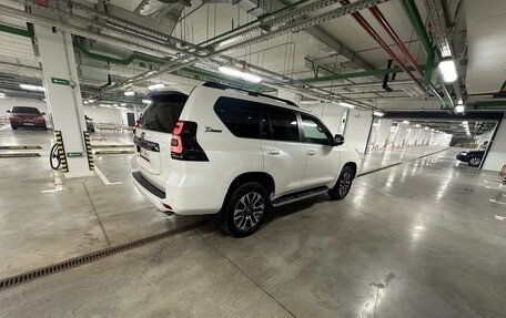 Toyota Land Cruiser Prado 150 рестайлинг 2, 2022 год, 9 000 000 рублей, 6 фотография
