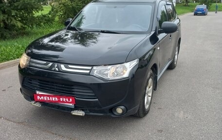 Mitsubishi Outlander III рестайлинг 3, 2013 год, 1 230 000 рублей, 2 фотография