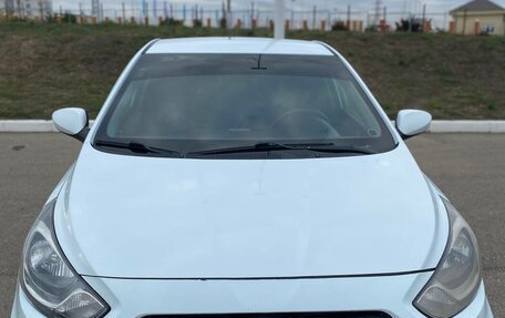 Hyundai Solaris II рестайлинг, 2012 год, 650 000 рублей, 1 фотография