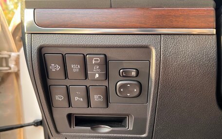 Toyota Land Cruiser 200, 2018 год, 7 300 000 рублей, 19 фотография