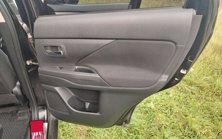 Mitsubishi Outlander III рестайлинг 3, 2014 год, 1 400 000 рублей, 8 фотография