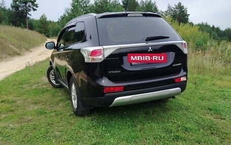 Mitsubishi Outlander III рестайлинг 3, 2014 год, 1 400 000 рублей, 4 фотография