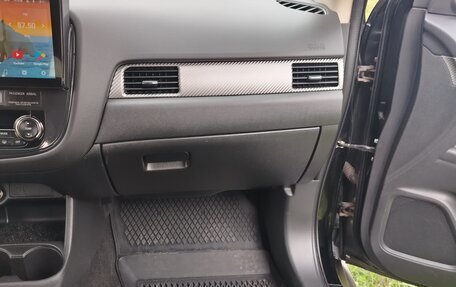 Mitsubishi Outlander III рестайлинг 3, 2014 год, 1 400 000 рублей, 15 фотография