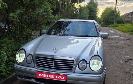 Mercedes-Benz E-Класс, 1996 год, 550 000 рублей, 1 фотография