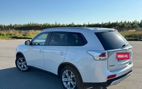 Mitsubishi Outlander III рестайлинг 3, 2014 год, 1 700 000 рублей, 2 фотография
