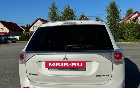 Mitsubishi Outlander III рестайлинг 3, 2014 год, 1 700 000 рублей, 3 фотография
